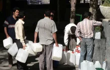 پمپ آب بخرید! توپ بحران کم آبی در زمین مردم