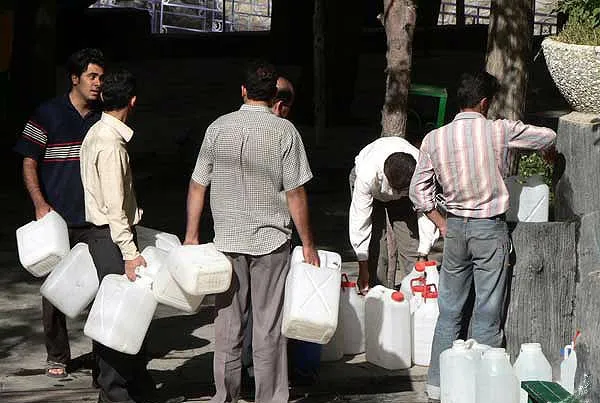 پمپ آب بخرید! توپ بحران کم آبی در زمین مردم