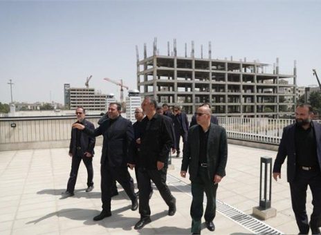 بازدید رئیس کمیسیون عمران مجلس و معاون حقوقی و امور مجلس وزیر اقتصاد از مگاپروژه برج‌های مسکونی فردوسی مشهد
