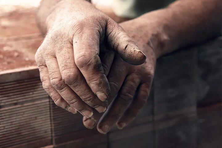 دستان پینه بسته و جیب های خالی