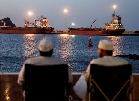 زخم کاری جنگ بر تن خلیج فارس / اعراب به دنبال «وابستگی صفر به تنگه هرمز»