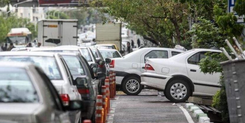 بازار داغ «جای پارک» در خیابانهای تهران / کاسبی ۴۰۰ میلیونی دلالان و سودجویان از فضایی که مال آنها نیست!!